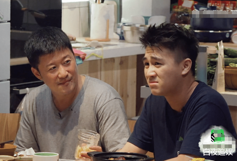 何猷君|幸福三重奏3：吴京像个老父亲，亲手教何猷君吃糖蒜，有内味儿了