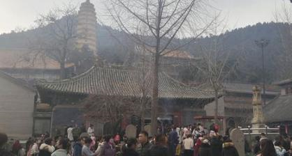 「灵山寺」豫西山区有一座寺院，游客天天爆满，这是为何呢