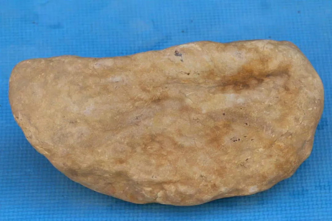 【翡翠】夜市淘得一块大马砍纯水石，一刀切出极品冰黄翡，成品出来美化了！