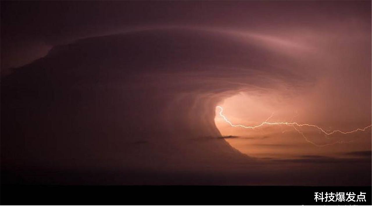 「UFO」美国上空出现“诡异情景”,像被巨大UFO笼罩,世界末日的征兆?