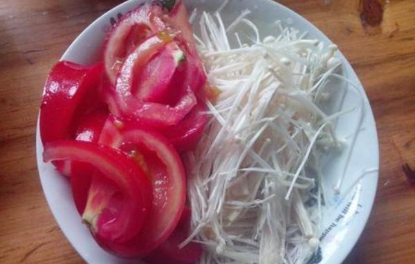 「金针菇」它是脂肪克星，一周吃3次，刮油清肠，排出宿便，腰肢越来越细！