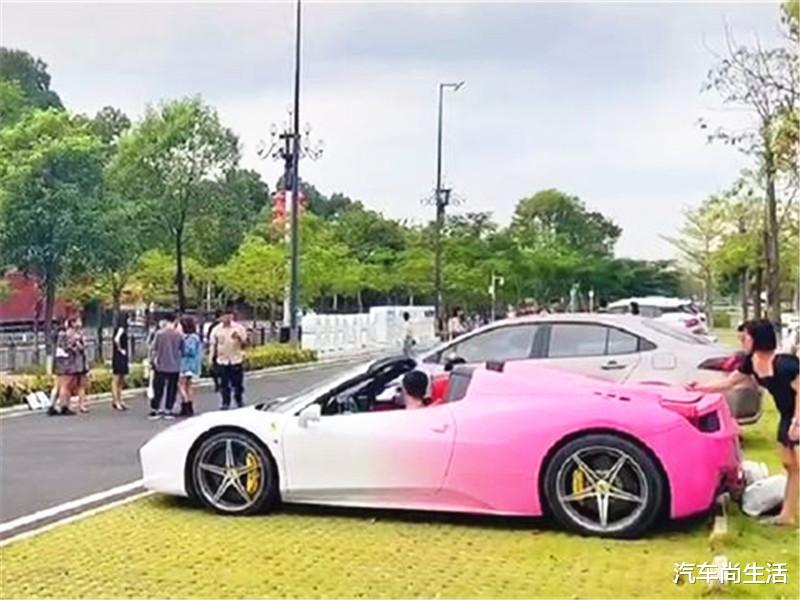 法拉利|500万法拉利现街头，9个人抢着上前拍照，这就是经济自主的网红们？