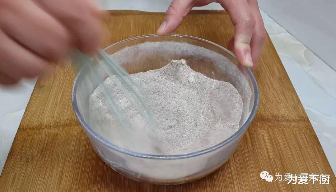 面粉■面粉这做法太香了,开水一烫,焦脆又空心,比油饼鸡蛋饼好吃几十倍