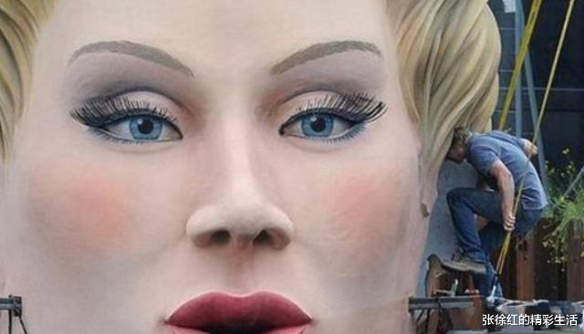 「标志性建筑」性感女神湖里“泡澡”，竟成为当地地标性建筑，游客 ：难以想象