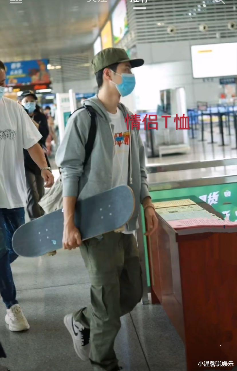 王一博|王一博“脏脏包”又上热搜！穿着情侣T恤飞剧组，不怕热裹得太严实