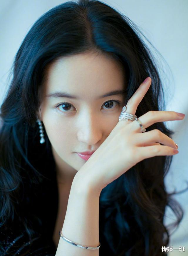 『刘亦菲』美貌的刘晓莉：为刘亦菲接连放弃事业和婚姻，还扯上同一个男人