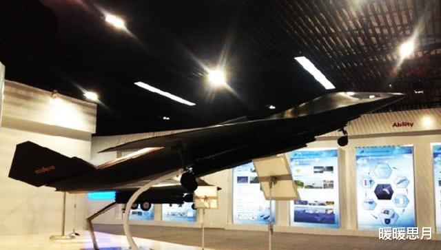 『歼-20』滑跑距离5公里以上，全国只有一两条跑道可用，轰18即将露出真身