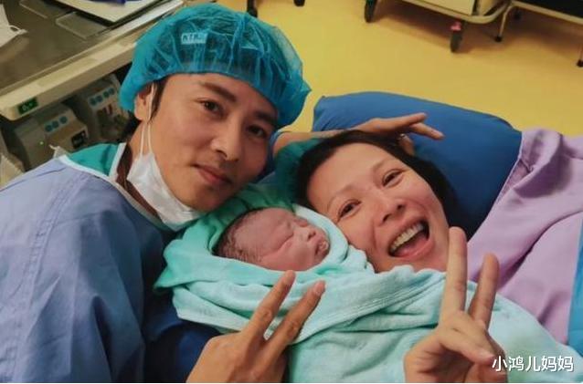 「健身」46岁蔡少芬高龄产子后,和丈夫同框宛如两代人,网友:母子即视感