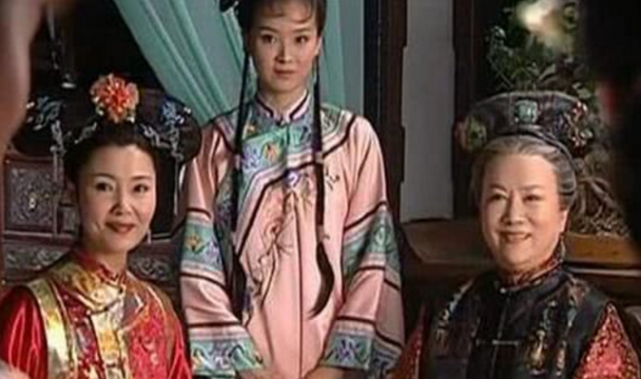 小燕子@还珠:三位格格的地位谁最高?一场家宴看分明,难怪只有晴儿能站着