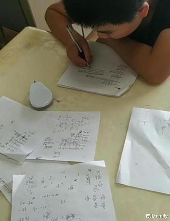 学霸▲学霸的“草稿纸”火了,老师坦言:孩子自不自律,看草稿纸就懂了