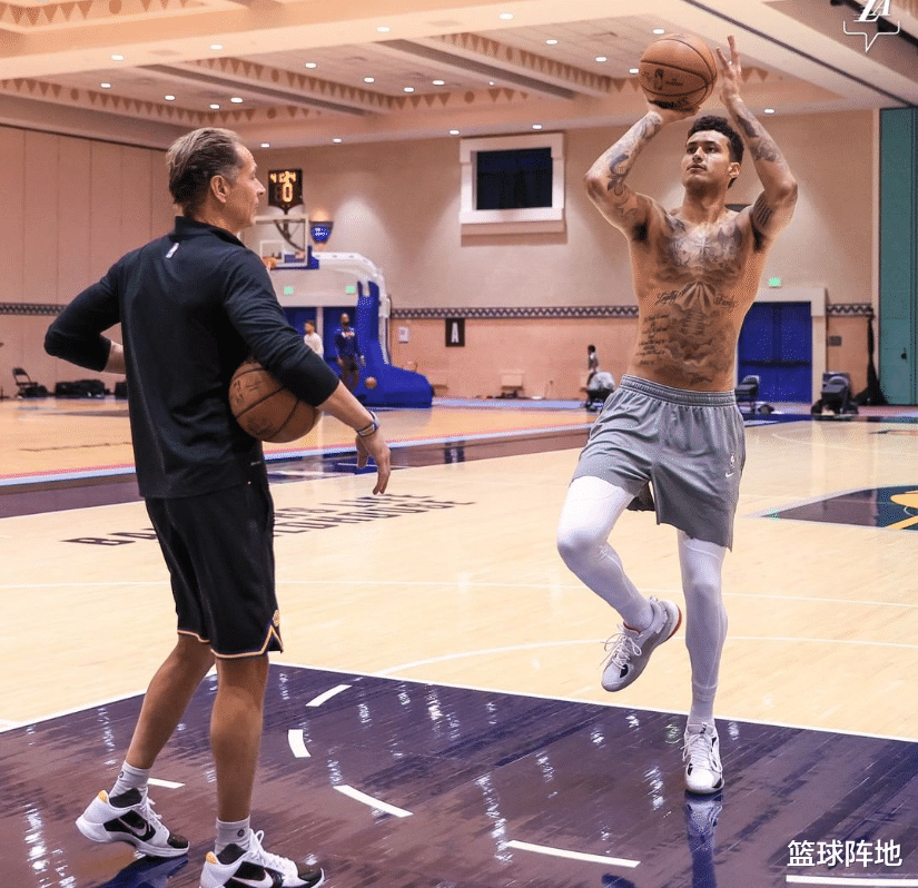 湖人队|17+14！湖人春天来了，第三巨头携手神射齐回暖，詹眉冲冠太幸运