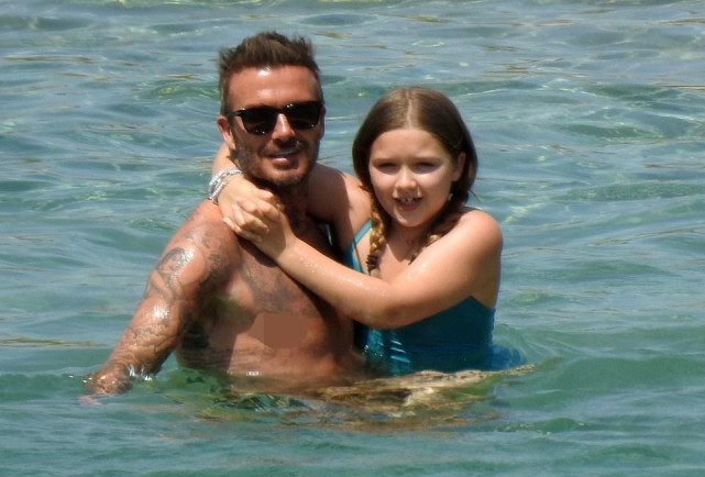 权珉娥|贝克汉姆全家希腊度假,大海中拥吻女儿,9岁小七花式粘老爸