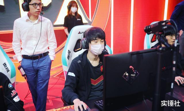 季后赛|FPX快被淘汰粉丝绝望！Doinb谈季后赛名额被分完，要和8队抢2位置