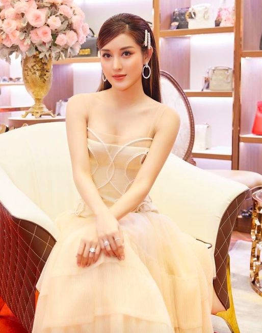 赌王@越南“第一美女”多撩人？随便一坐美成一幅画，撞脸林峰前女友