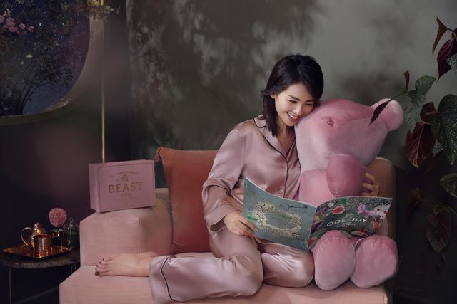 刘涛:刘涛太拼了穿粉色睡衣,睡眼朦胧眼皮打架,加班拍大片快要睡着了