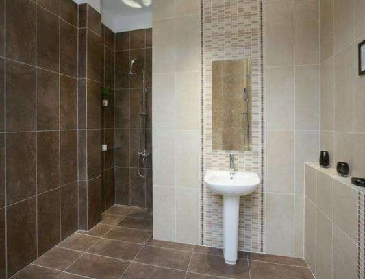 『』淋浴房不流行贴瓷砖了，如今聪明人都这样装，师傅一看就说实用