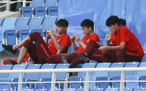 [上海上港]中午12点，足协主席遇难题？上港3位红星饮酒+夜不归宿，他该怎么罚