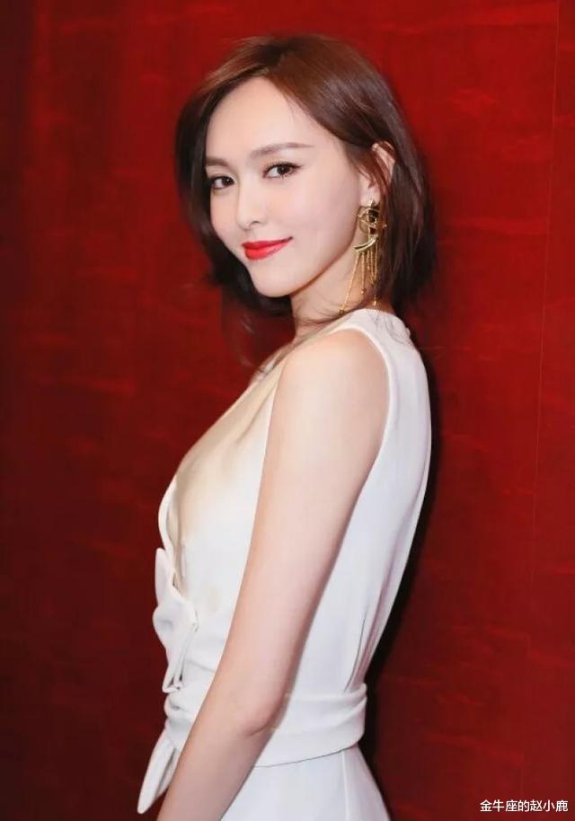 发型|别总披头散发了！今秋流行这4款入秋发型，风格百搭还优雅减龄