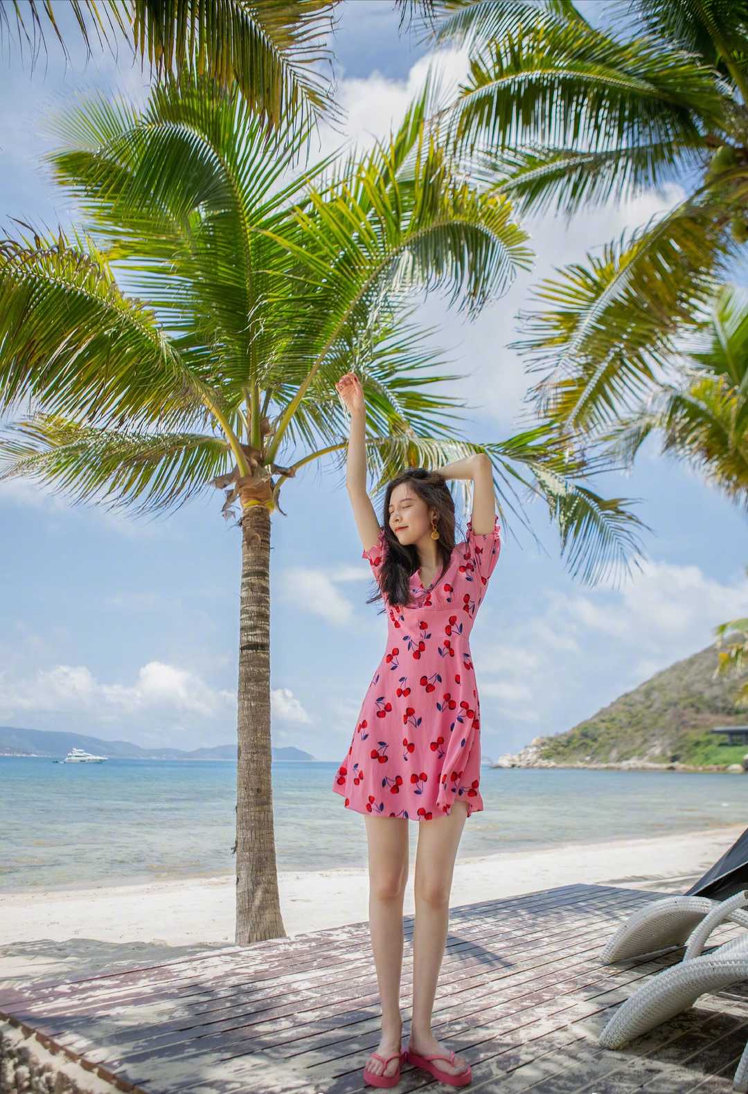 连衣裙|白百何这造型“火”了！咖啡色外套印花裙真好看，少女感扑面而来