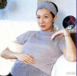 成龙|同是“私生子”,一个获亿万家产上牛津,一个无名无份捡垃圾为生