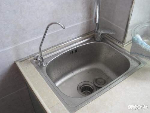 |橱柜台面万万要装这个东西，好多人嫌丑没装，住进去就知有多坑了