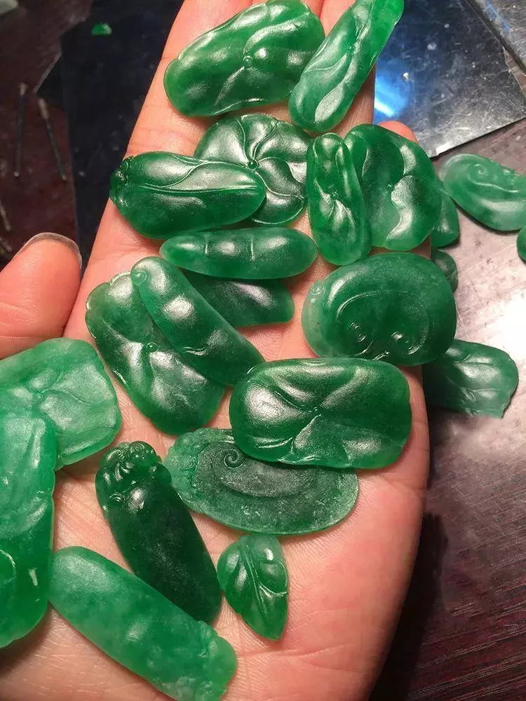 『文玩』百万买下的“帝王绿”翡翠原石,一刀下去内心忐忑不安!