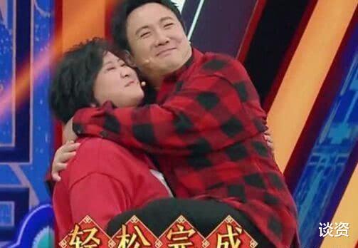 贾玲|贾玲近照曝光，身材发福严重，胖到像充气的面包，脖子都胖没了