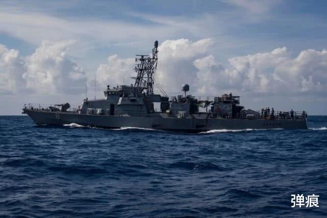 「美军」不再警告！数十艘战舰直接包围，美军舰艇马上掉头！这是奇耻大辱