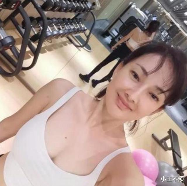 牛莉|47岁牛莉就像个不老“妖精”，晒健身照露马甲线，郭冬临眼光太好了