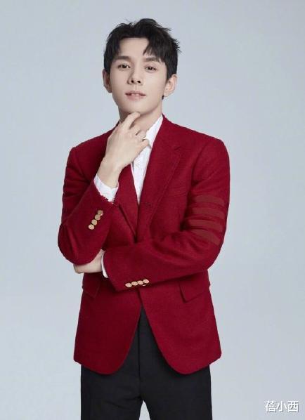 李佳琦@李佳琦不仅卖口红厉害,穿搭品位更是一流,绿色衬衫配西装裤帅爆