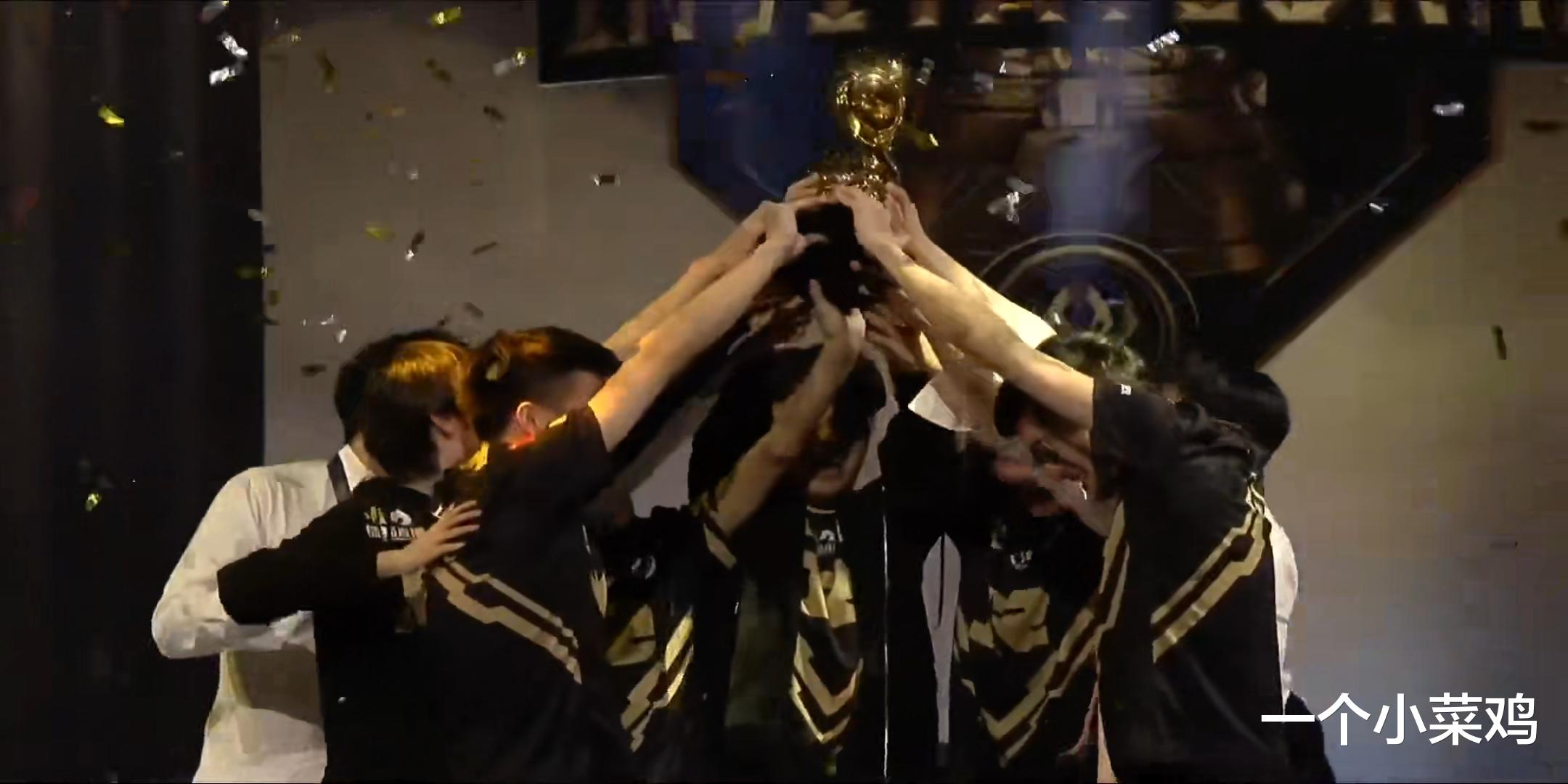 【ig】JKL被剥夺冠军事件升级，Uzi被P进了IG夺冠的照片，气氛一下就欢乐了起来