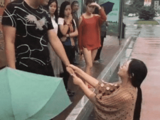 女子大雨中双膝跪地求复合，男友： 你太贵我买不起，谁有钱找谁买！