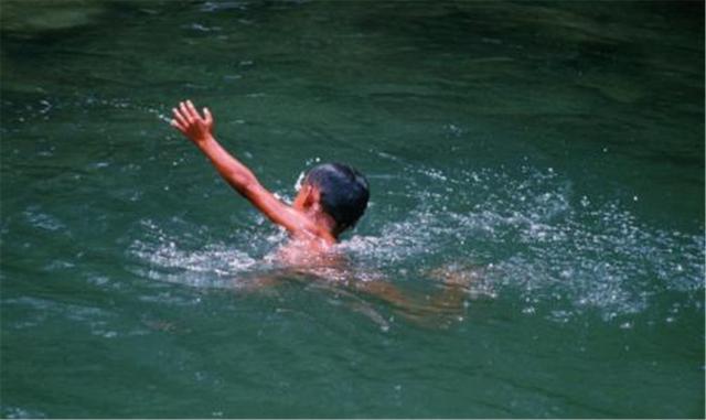 草鱼|两孩子落水，爸爸先救自家娃被骂自私，霸气回怼让人无话可说