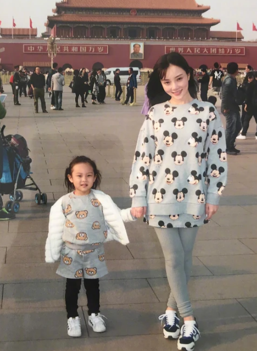 「贾云馨」李小璐带甜馨到天安门拍照,路人故意关掉美颜,这身高差是认真的吗