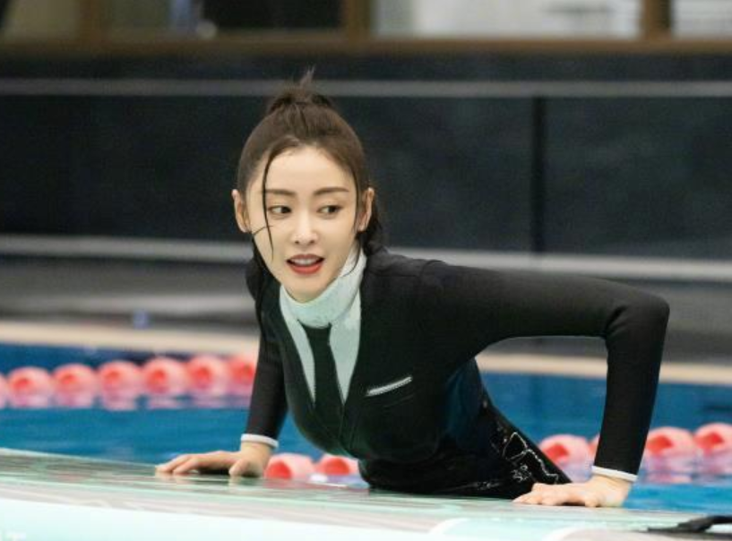 张天爱|有种“西装泳衣”叫张天爱？原以为很是保守，浮出水面后却“惊艳全场”！