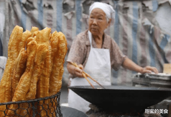 「炸油条」八旬奶奶的炸油条方法，用泡打粉，小苏打全错，用“它”金黄酥脆