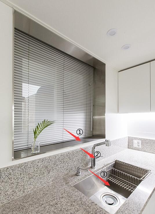 []等新房到手，我就让师傅用不锈钢包窗套，上档次，一般人都没见过