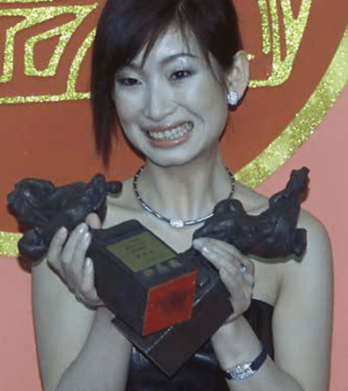 『周冬雨』长得很丑却超级红的5大女星,周冬雨只能垫底,余男排第2,第1被称奇丑无比