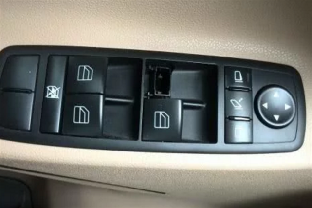 买车▲车上最“鸡肋”的4个设计,买过的都是白花钱,你的车上有吗?