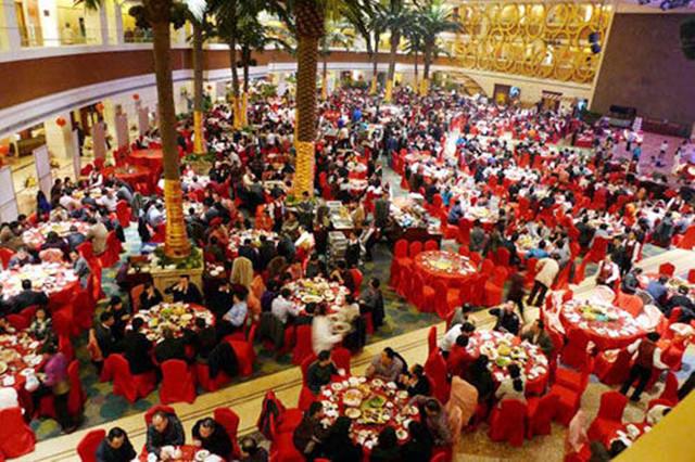 |参加婚宴随礼500元，上桌后却尴尬了，满桌的菜让我“怀疑人生”