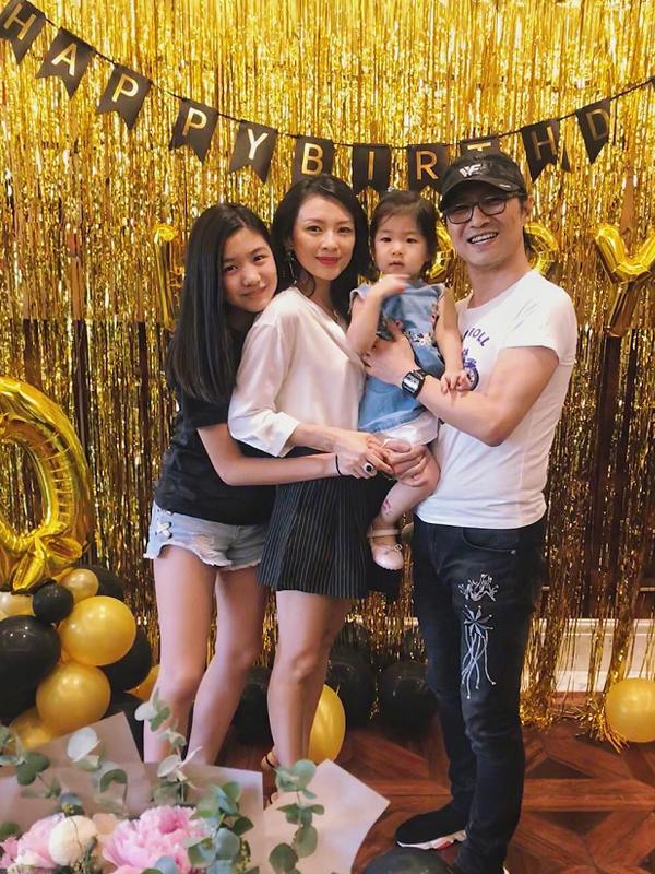章子怡|汪峰15岁大女儿长开了,与后妈章子怡同框像姐妹!颜值幸好不像爸