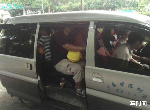 「面包车」面包车拉货不行，拉人也不行，车主怒问交警：那它能干啥？