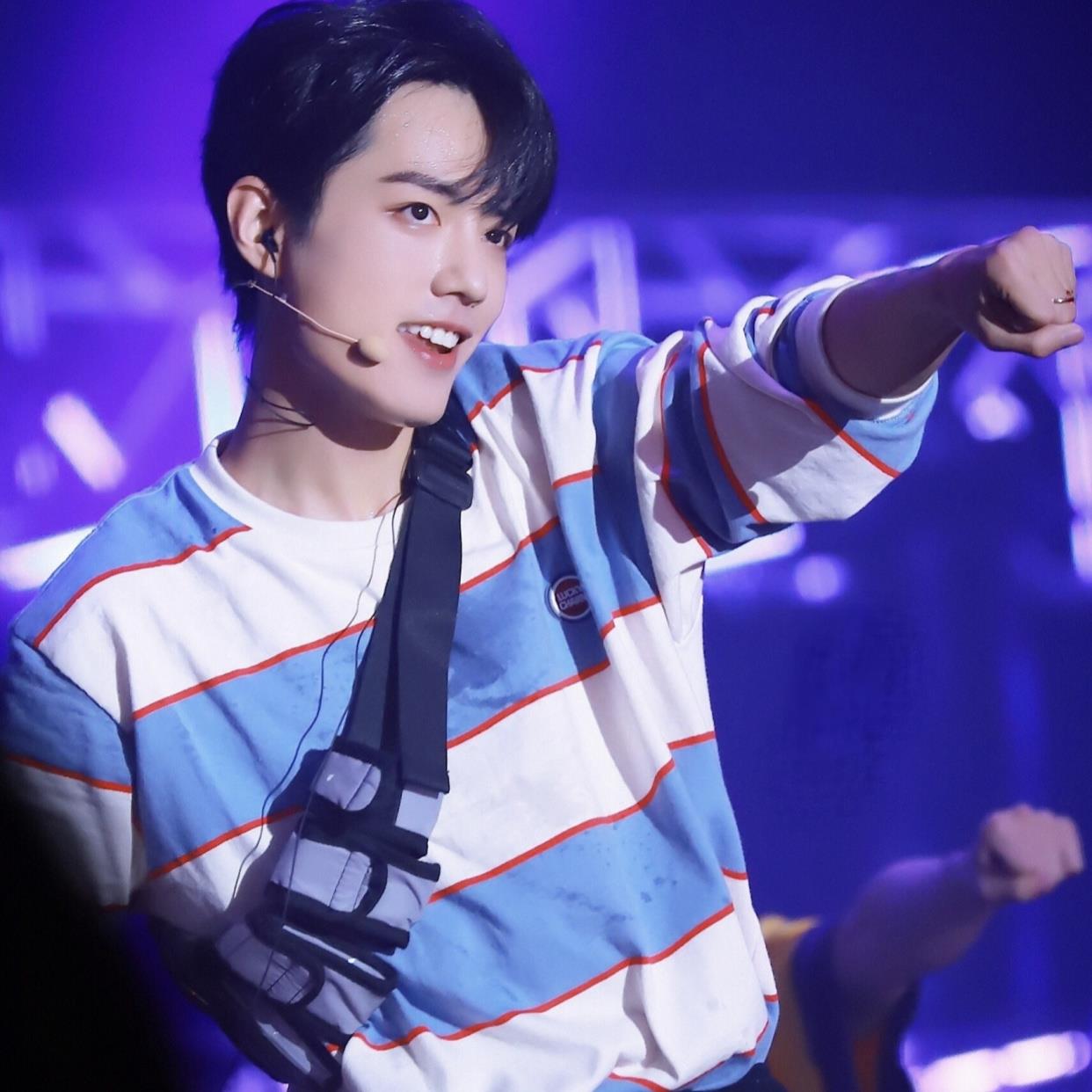 「肖战」肖战出现在电视荧屏上,同框还有贾玲,网友:继续等工作室的官宣