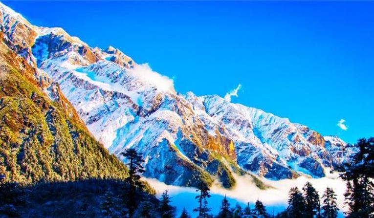 [台湾]贡嘎雪山下有座古朴小镇，三面环山地势险要，因海螺沟冰川知名