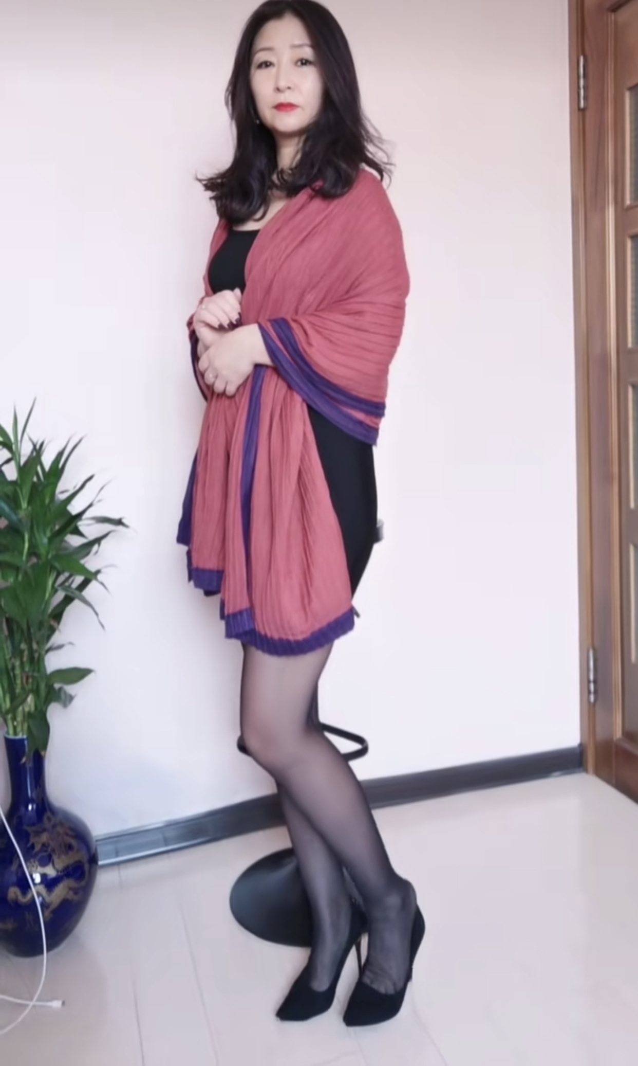 阿姨新做的头发,高跟鞋配黑丝,散发着成熟韵味.