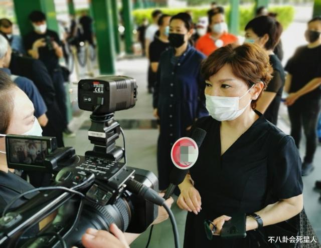 央视|央视名嘴现身沈力葬礼：倪萍敬一丹很低调，李瑞英钻石高跟鞋抢眼