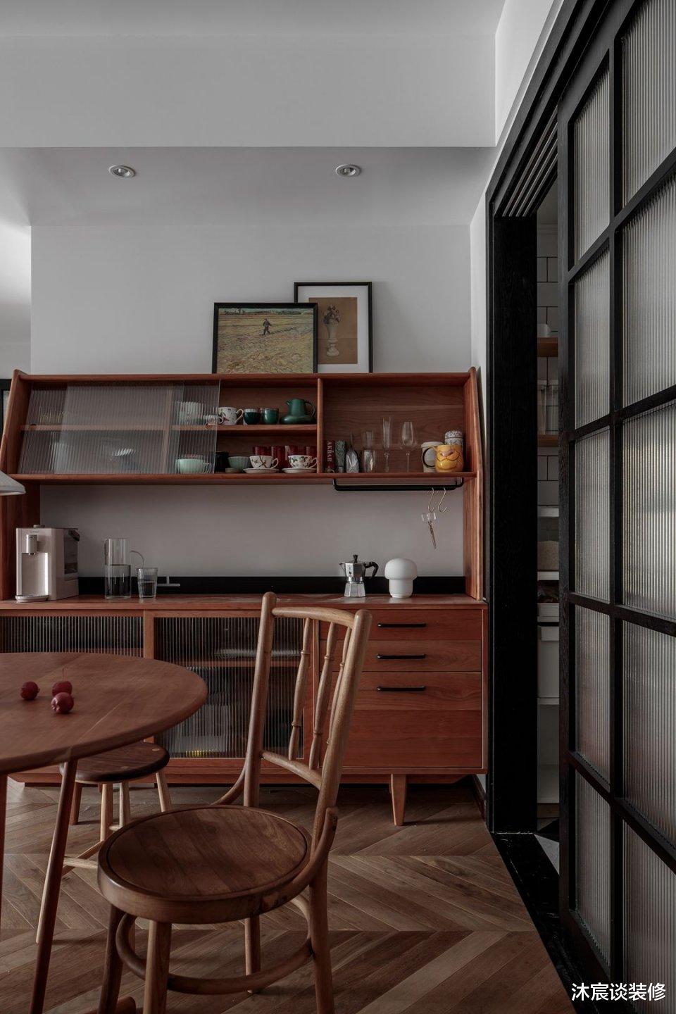 |这对夫妻新家因怀旧风引人注目，全屋温馨浪漫，生活过得简单幸福