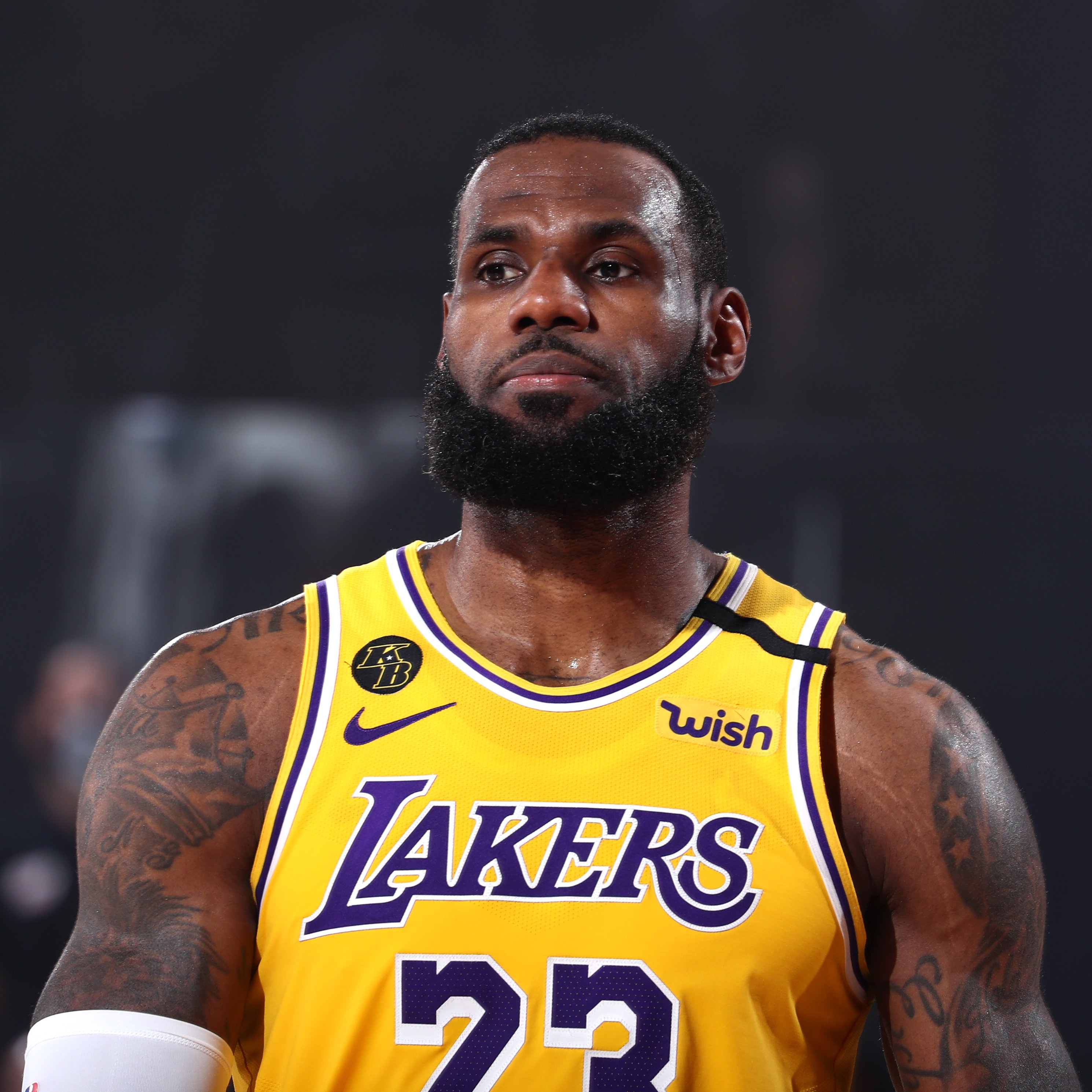 湖人队|湖人3-1夺赛点！双巨50+21+12，詹皇倒地握拳+险和克劳德起冲突