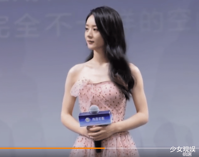 赵丽颖|赵丽颖线下和小孩子合照，却看清她的双手举动，当妈的都明白