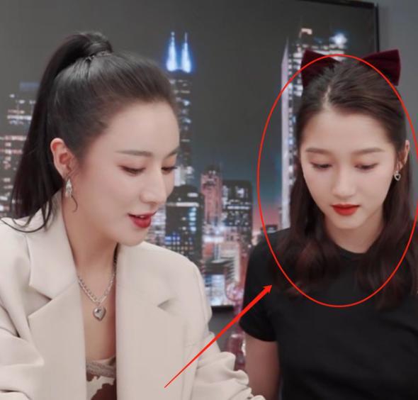 关晓彤|关晓彤亮相薇娅直播间，没有了美颜瘦脸滤镜，和薇娅差距很明显